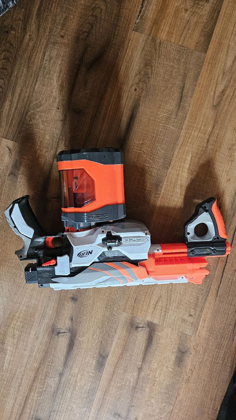 Nerf Spielzeuge: 5× Nerf Gun mit Zubehör – Gebraucht aus Adetswil von ._Pandaking_. 1