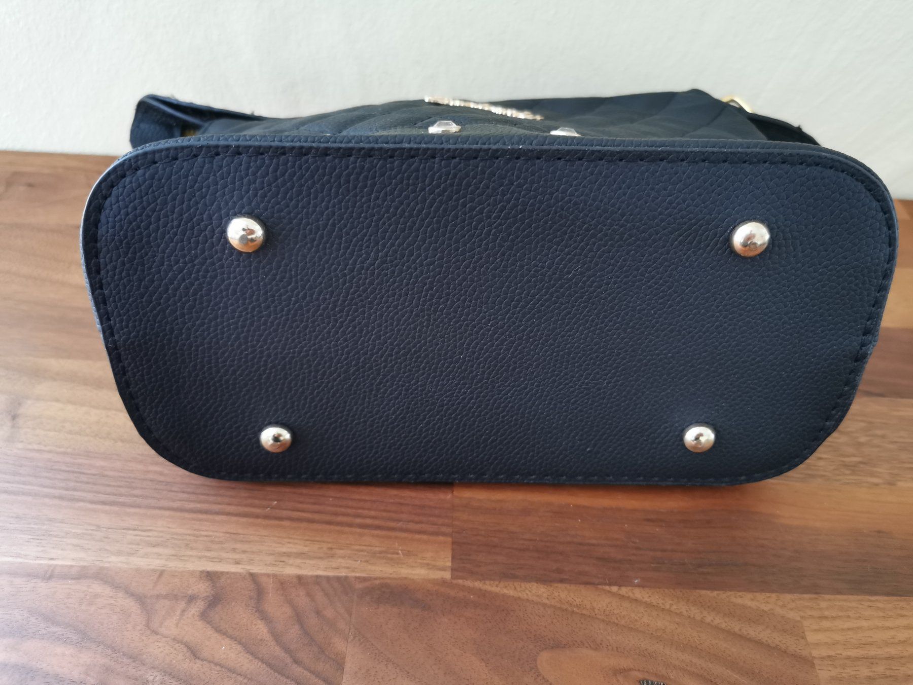 Taschen für Damen: Schwarze Handtasche mit Strass-Details – Gebraucht aus Boniswil von Totomat-Lady 4