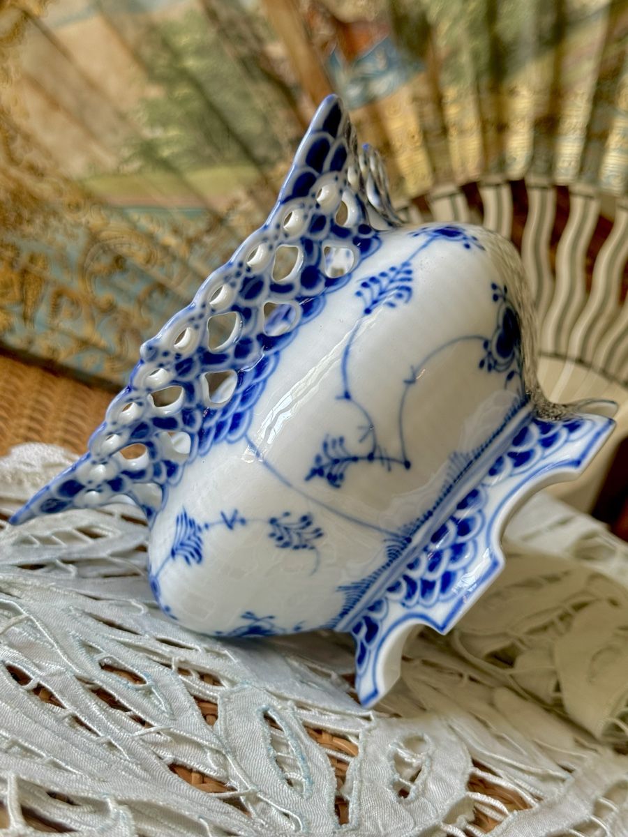 Royal Copenhagen Ciotole: Royal Copenhagen Blue Fluted full Lace cache pot – Usato da Courtaman venduto da sultan16 4