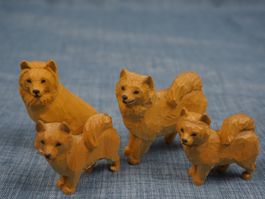 Hunde Figuren aus Holz geschnitzt