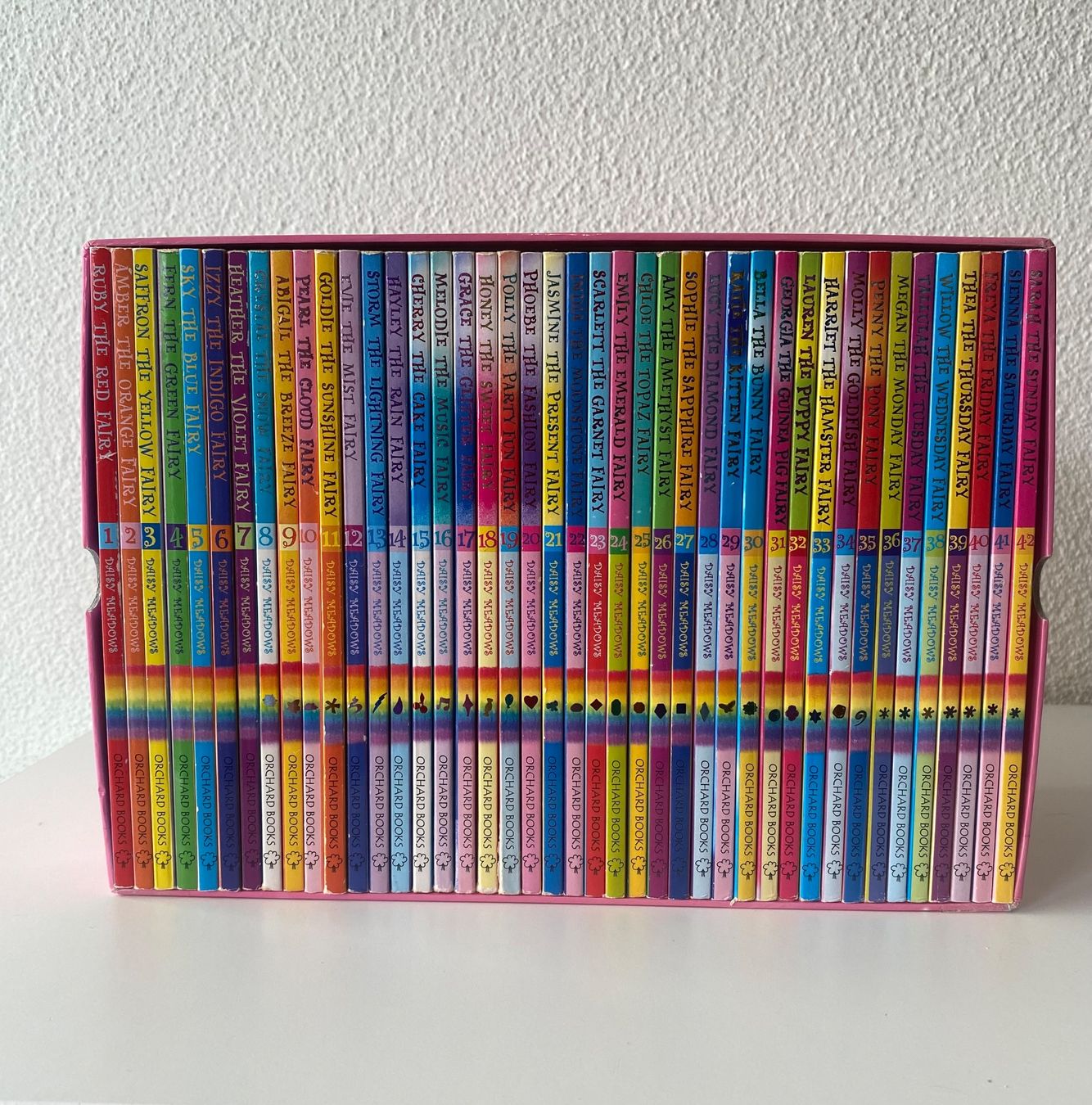 Bücher: 42 Rainbow Magic Bücher - Feen Sammlung Box Set English – Gebraucht aus Mellingen von Lapequenita 1