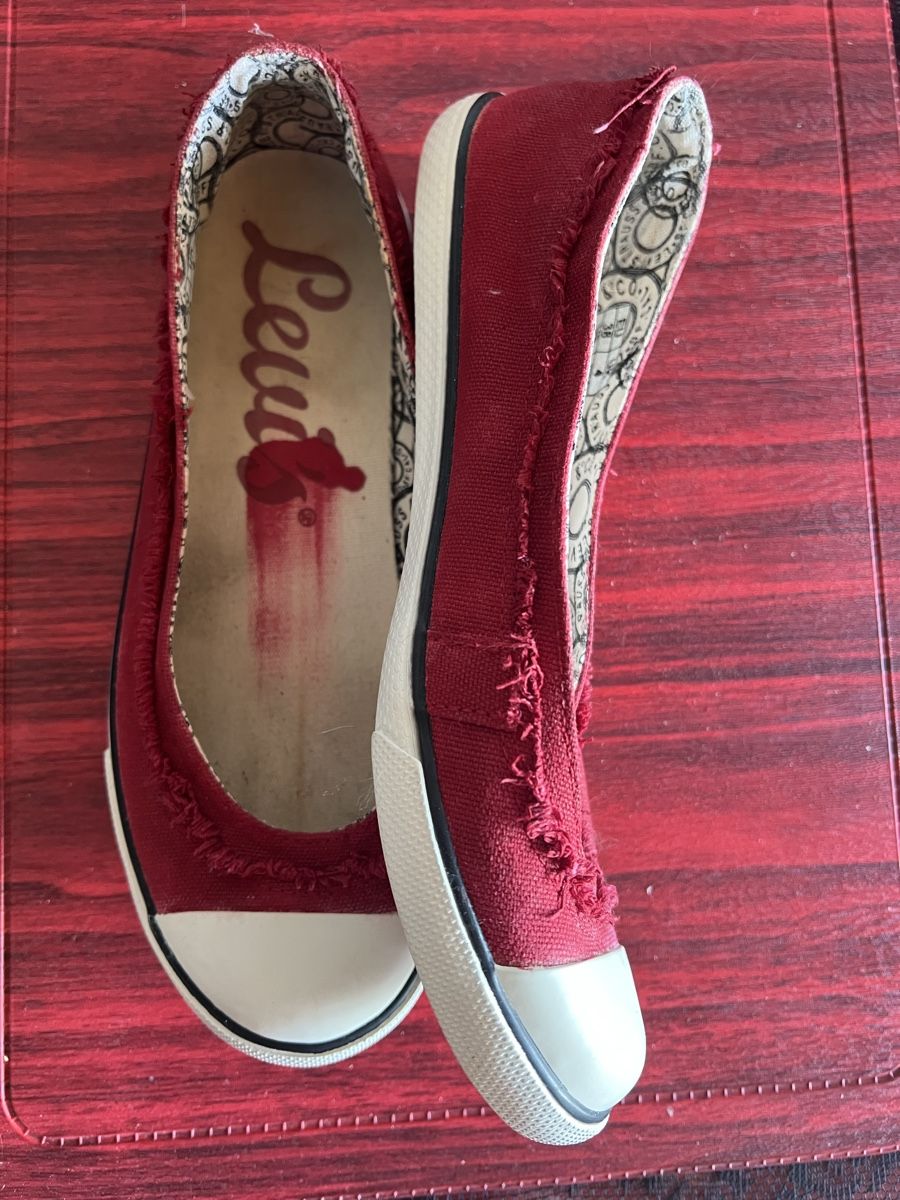 Levi's Damenschuhe: Levi's - Ballerines rouges - Taille 38 – Gebraucht aus Chézard-St-Martin von Cheyenne_75