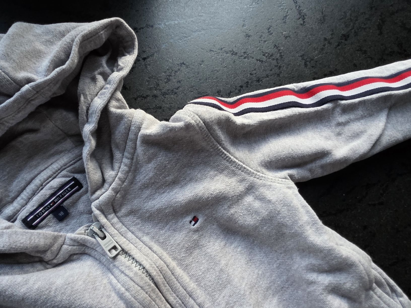 Tommy Hilfiger Maglioni & Felpe: Tommy Hilfiger Jäckli 98 – Usato da St. Peterzell venduto da upcycling_ 1