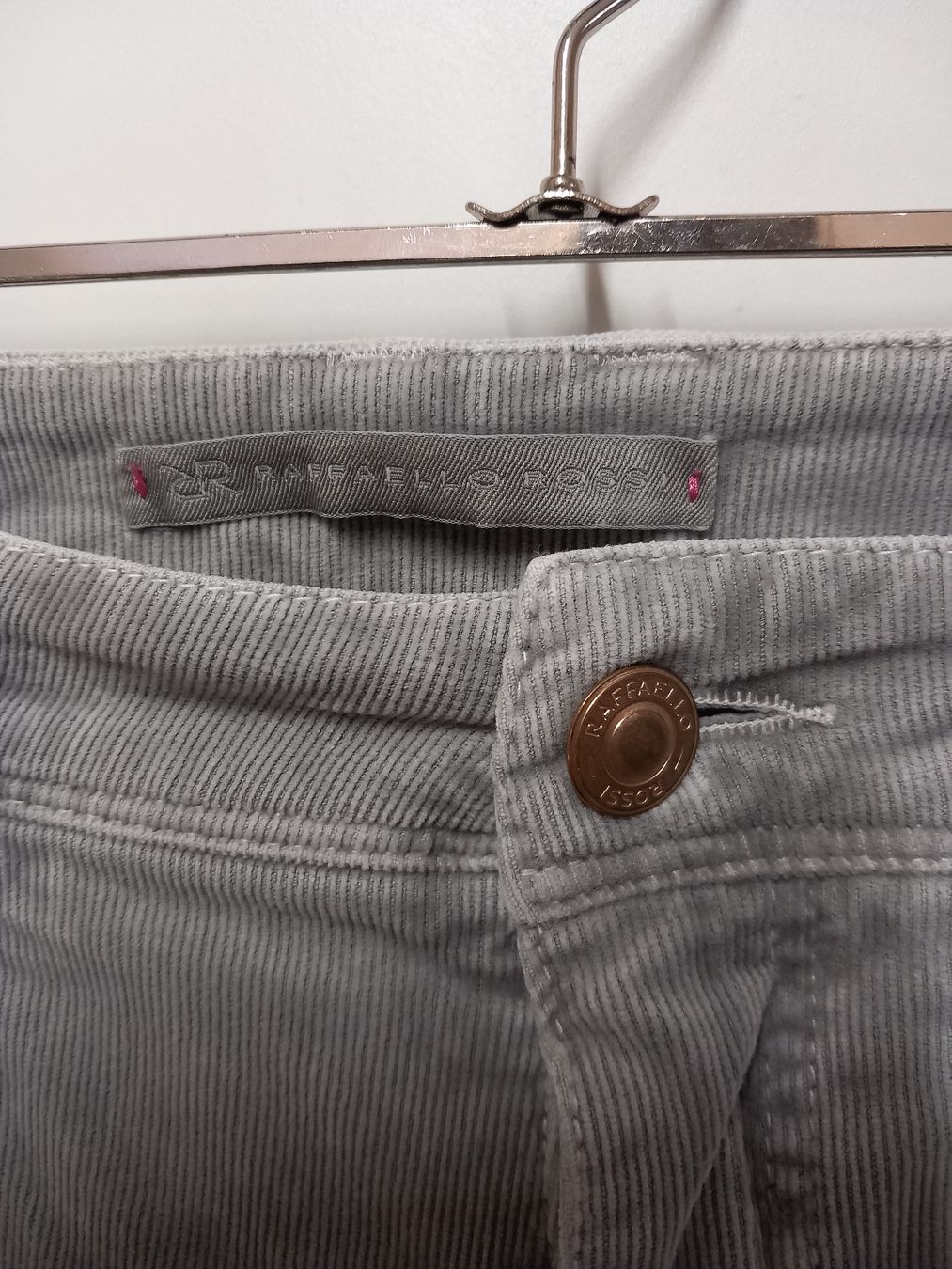 Raffaello Rossi Pantaloni: Raffaello Rossi Cordhose "Kira" Samt Stretch Gr.44, grau – Usato da Gwatt (Thun) venduto da umwelt-brocki 3