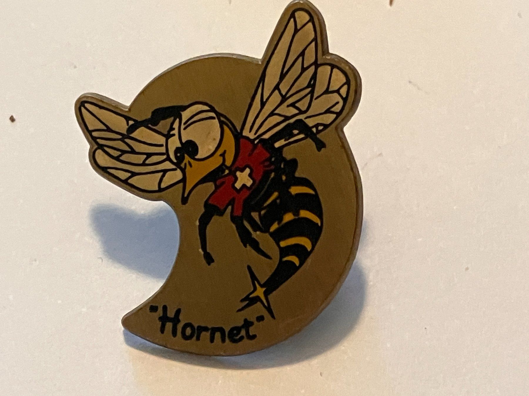 Placchette & Badge: 1 Pin Hornet – Usato da Basel venduto da djwwpp