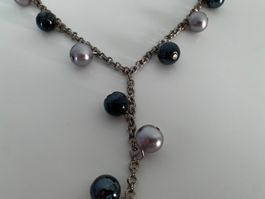 Elegante Kette mit silber- und schwarzfarbigen Perlen