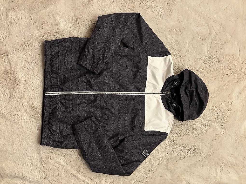 Vestes: Schwarz/Weisse Regenjacke – D'occasion à Lenk im Simmental par niczbaeren