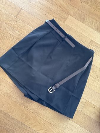 Jupe-short noire croisée avec ceinture, taille 36