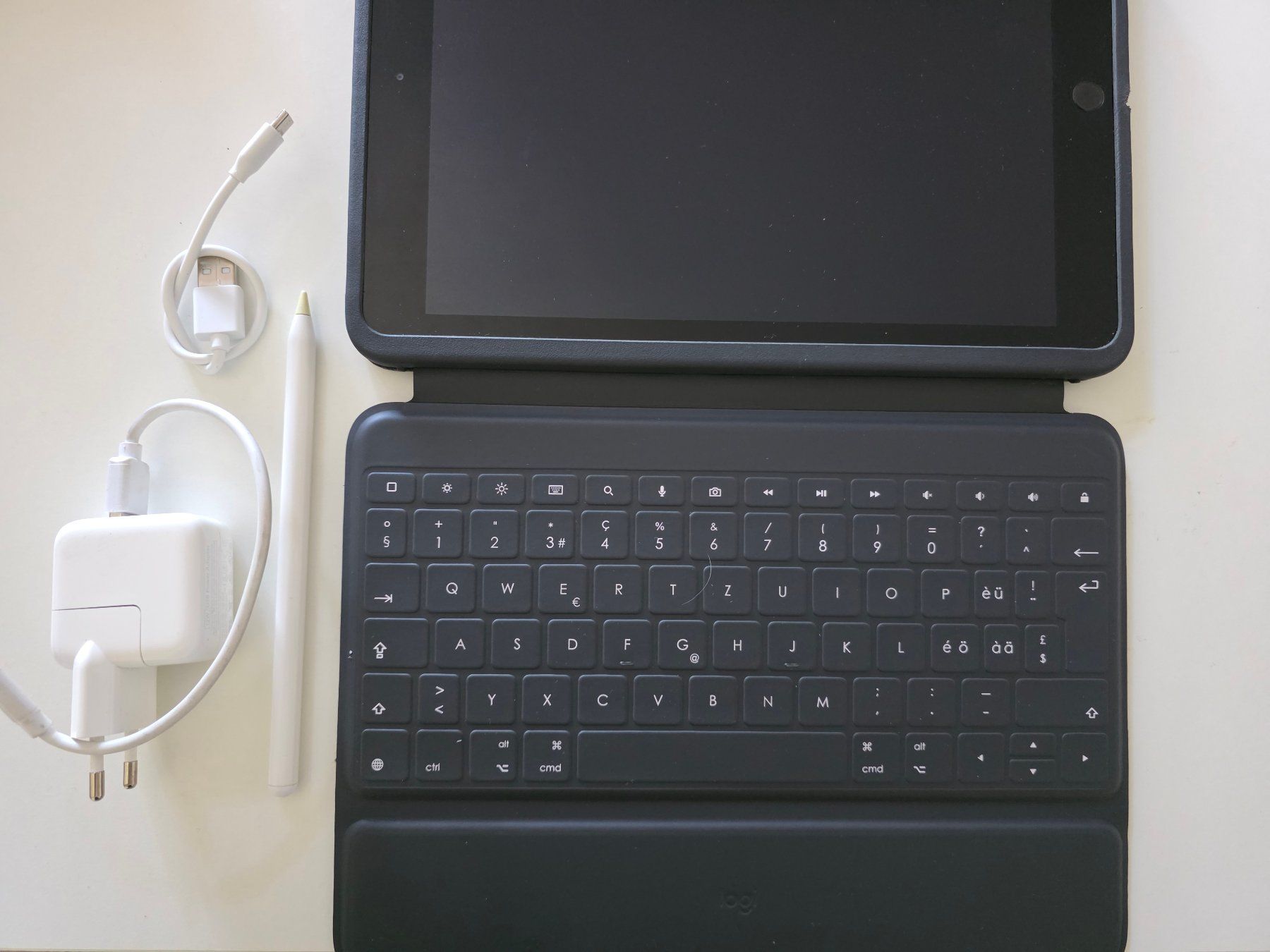 Apple Tablet PC: IPAD 8. Generation inkl. Apple-Pen + Logitech Tastatur/Case – Usato da Matzingen venduto da bobadow