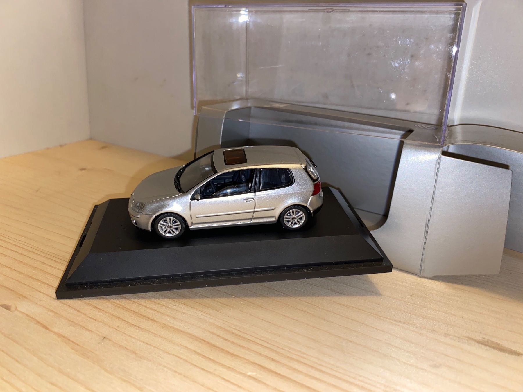 Volkswagen Modellini d'auto: VW Golf V 1/43 no Minichamps - VW Box – Nuovo (secondo la descrizione) da Wohlen AG venduto da PrivatSammlung 1