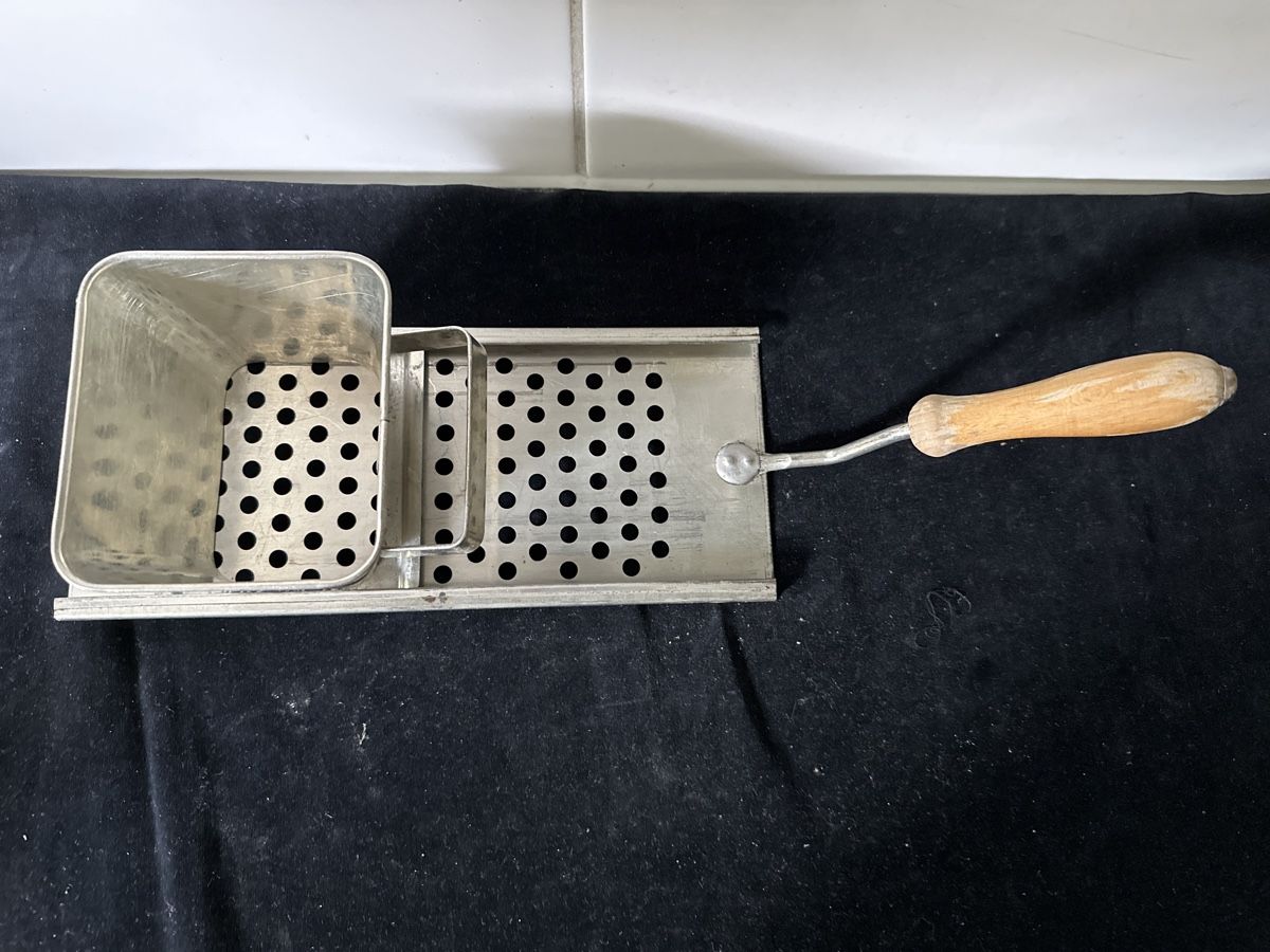 Elettrodomestici da cucina: Vintage alter Chnöpfli-Sieb – Usato da Zürich venduto da Chaeffeler 1