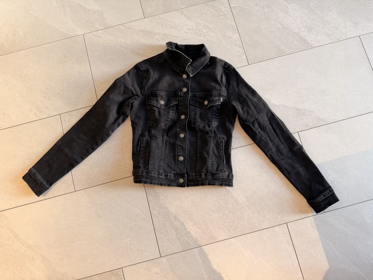 Bershka Giacche: Schwarze Jeansjacke – Usato da Villmergen venduto da fabiienneg