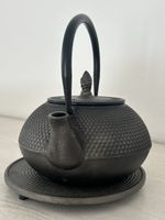Gusseiserne Teekanne | Schwarz | Mit Untersetzer | Japan‑Sty