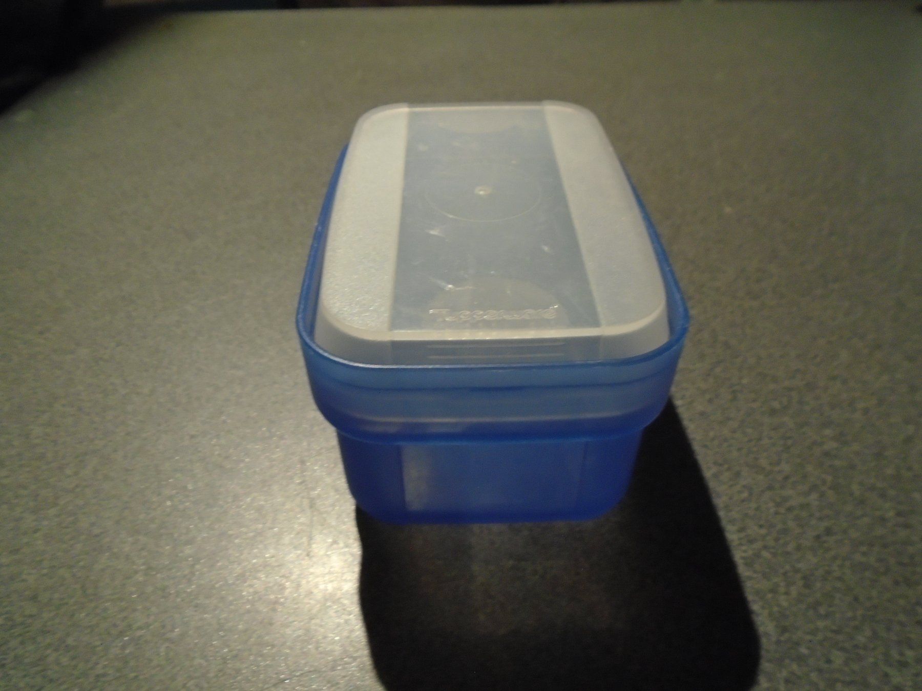 Tupperware Behälter & Ähnliches: Dose Tupperware, blau/weisser Deckel, 175 ml – Gebraucht aus Zürich von Motzkuh