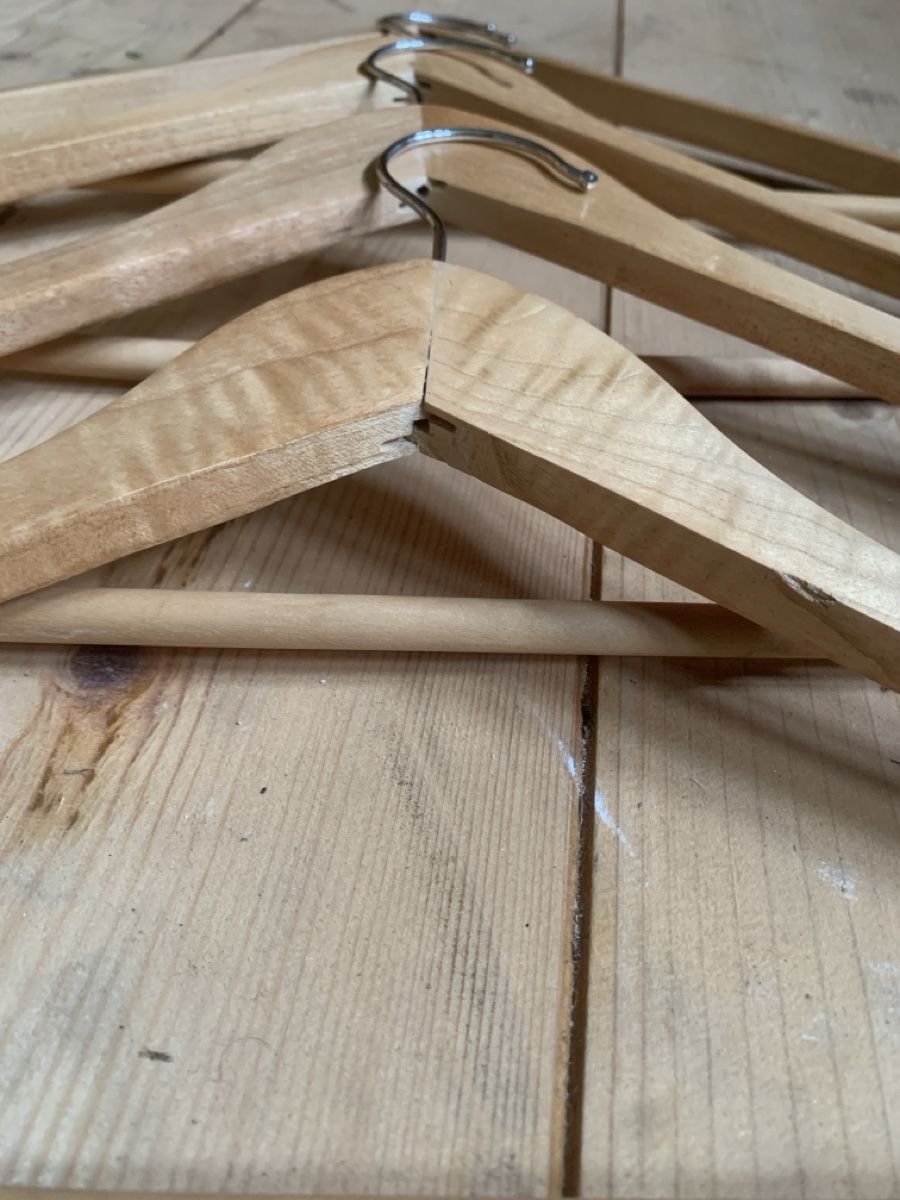 Kleiderbügel: Handgemachte Holz-Kleiderbügel, 4 Stück – Neu (gemäss Beschreibung) aus Grosshöchstetten von juri_pf 1