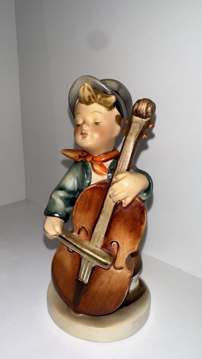 Figuren: Hummel-Figur 186 Junge mit Kontrabass  – Gebraucht aus Brig von Invert 6