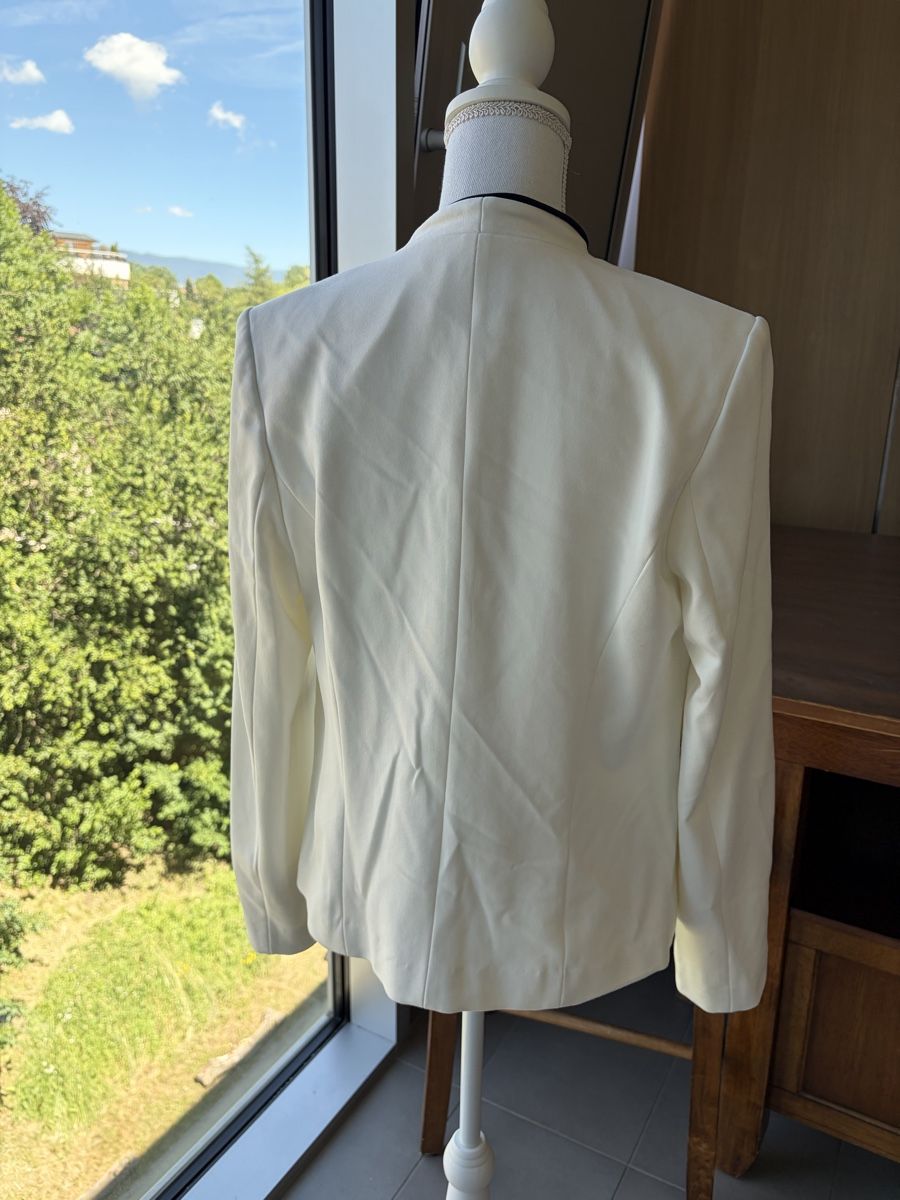 Giacche: Elegant Stretch White Jacket with Navy Trim  – Usato da Nyon venduto da Deb_D39 5