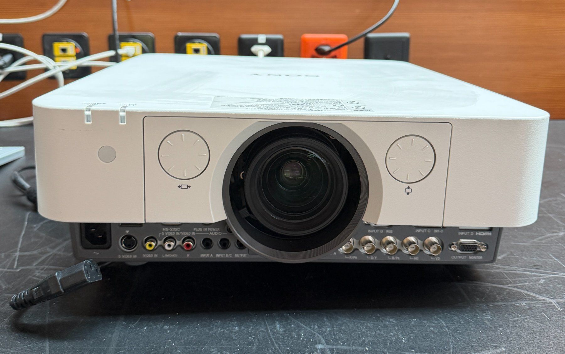 Sony Proiettori: Sony VPL-FH30 Beamer + Halterung – Usato da Appenzell venduto da guyo2011