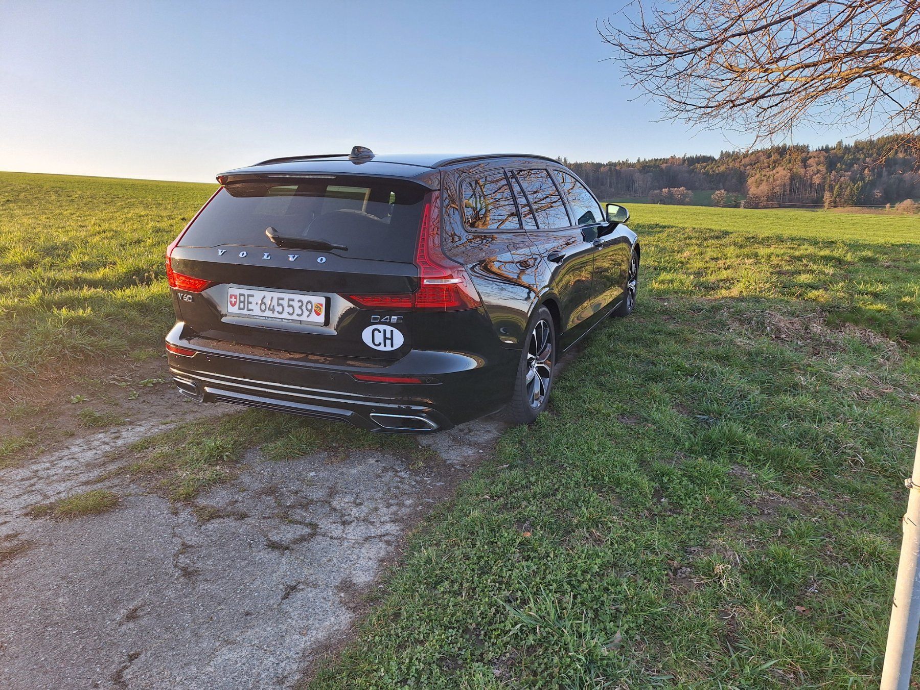 Volvo Automobili: Volvo V60 2.0 D4 R-Design AWD – Usato da Bern venduto da HSBZaeune 3