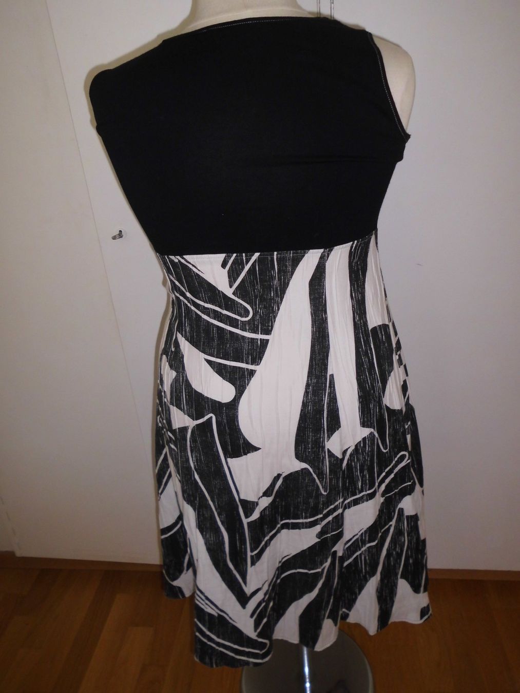 Vestiti: Robe noire/blanche T. 44 – Usato da Marin-Epagnier venduto da Madja 2