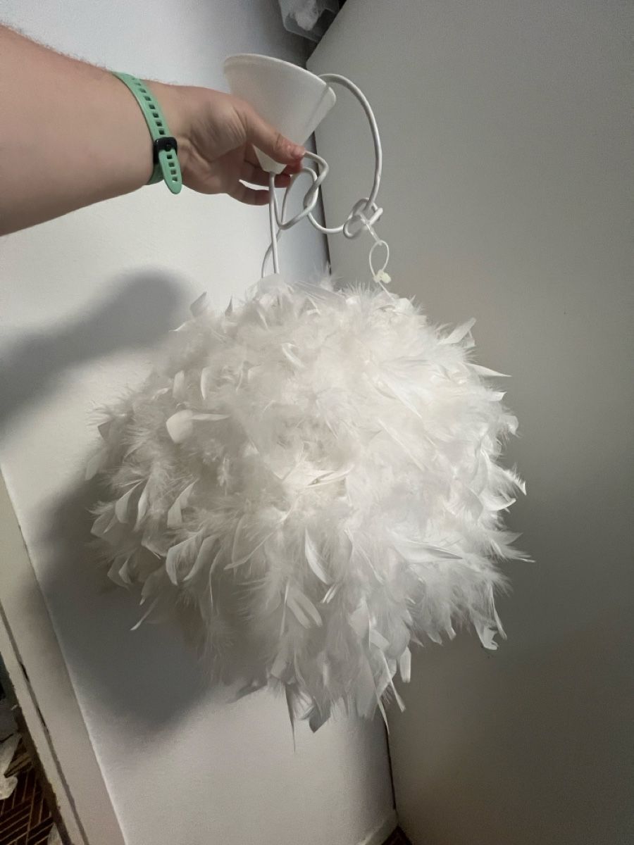 Lampadari & plafoniere: Fluffy Feather Pendant Lamp – Usato da Zürich venduto da tud_zq7m