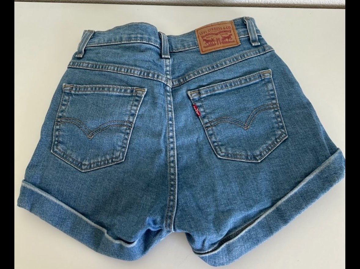 Levi's Jeans: Shorts Levi's A-Line 25 – Neu (gemäss Beschreibung) aus Zürich von dil_mdn7