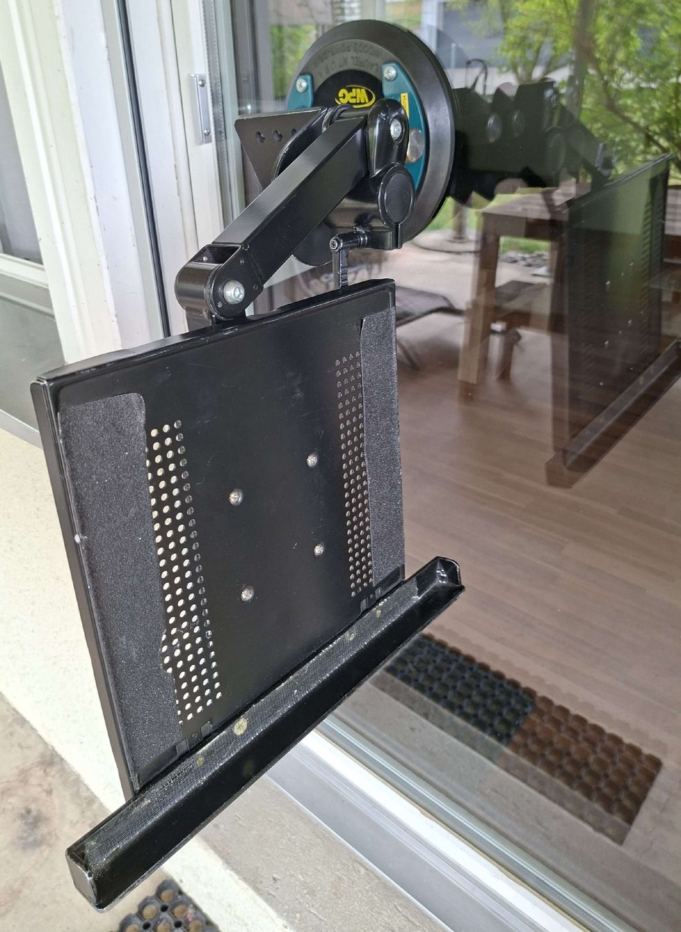 Support d'écran: Saugnapfhalterung mit Arm – D'occasion à Sigigen par Arnika011