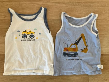 2x coole Unterhemden Gr. 100/110, eher Gr. 98&104