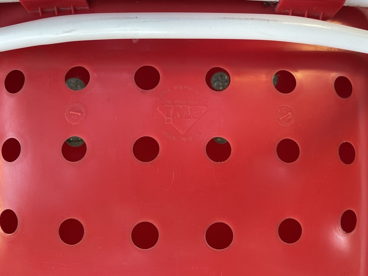 Stühle: OWI Gartenstühle rot – Gebraucht aus Winterthur von Kingori 3