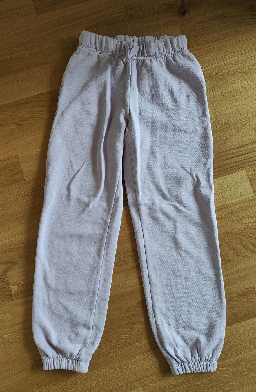 H&M Pantaloni: Jogginghose / flieder / Grösse 134 – Nuovo (secondo la descrizione) da Kleinandelfingen venduto da Stitch2014 1