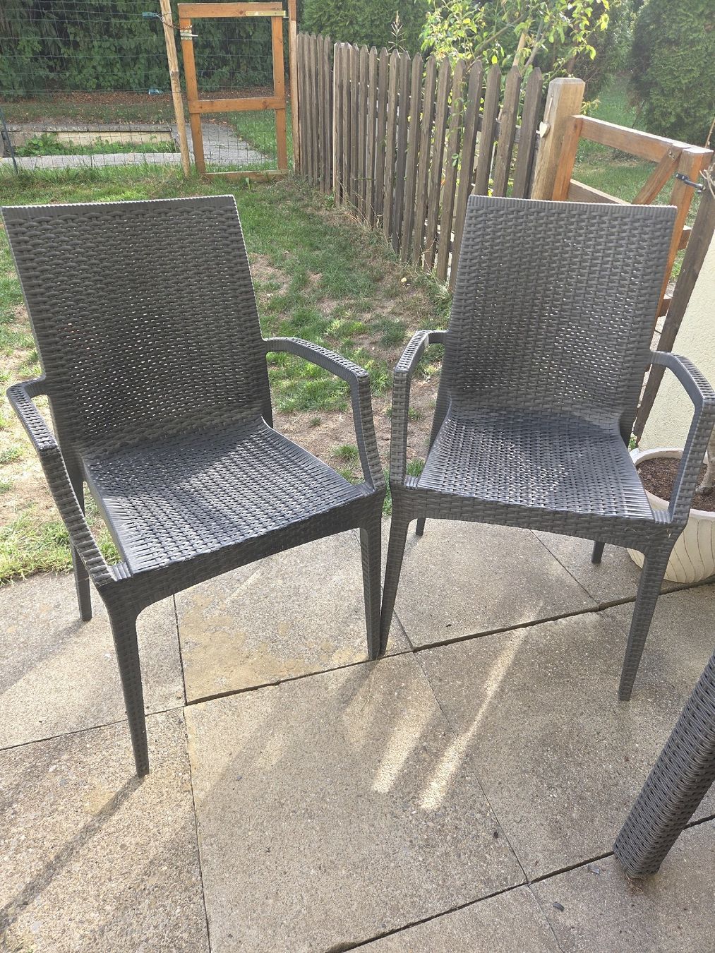 Chaises: Kunststoff Gartenstühle geflochten 2x anthrazit – D'occasion à Dänikon ZH par FicusLyrata
