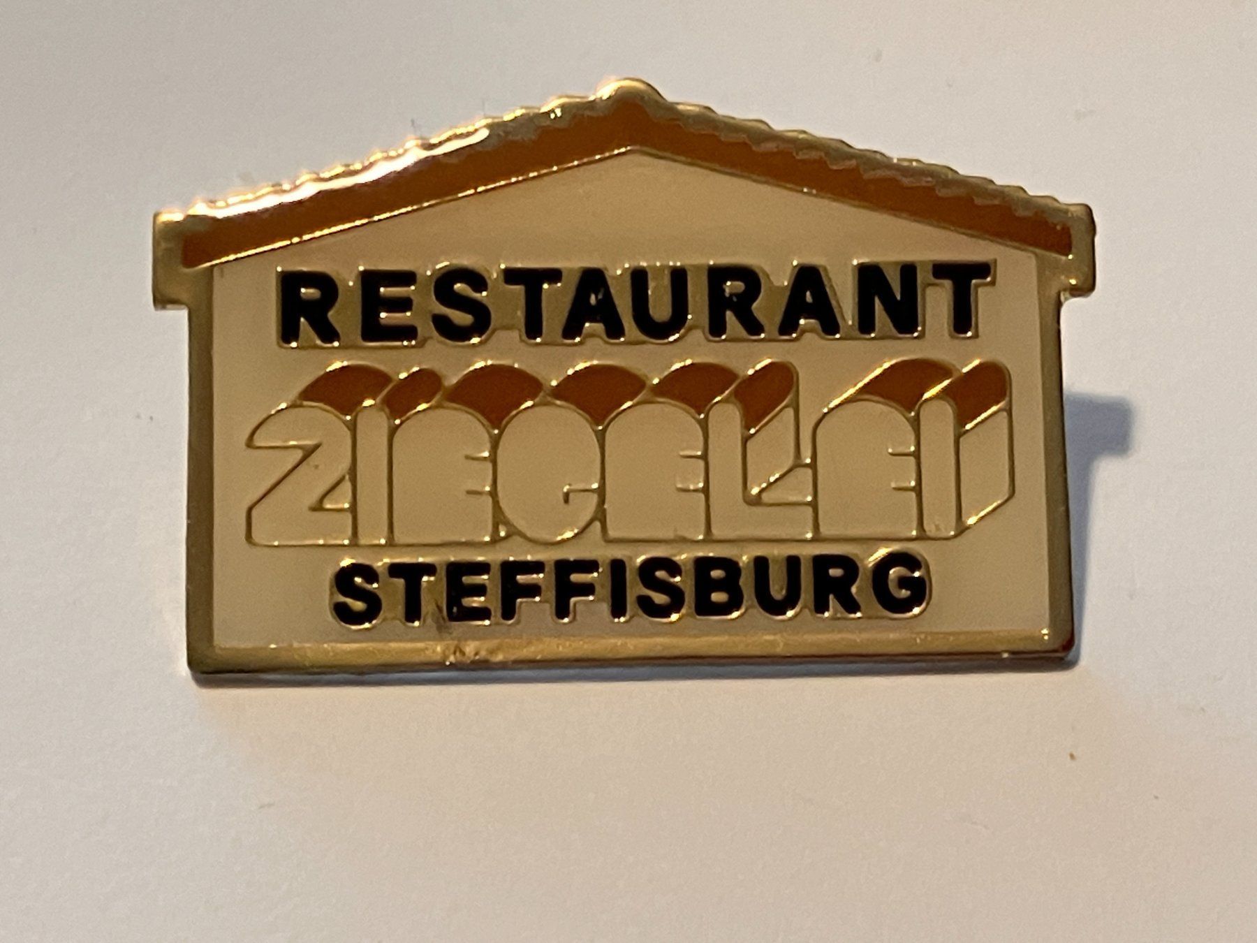 Placchette & Badge: 1 Pin Restaurant Ziegelei Steffisburg – Usato da Basel venduto da djwwpp
