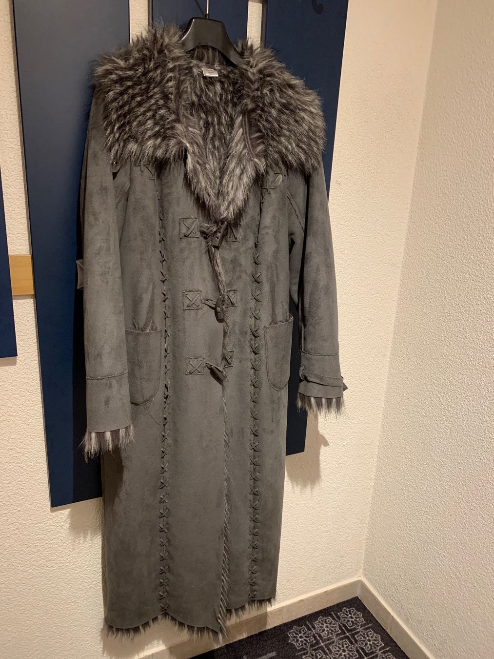 Cappotti: Elegante Winter Mantel – Usato da Huttwil venduto da Nedja0 1