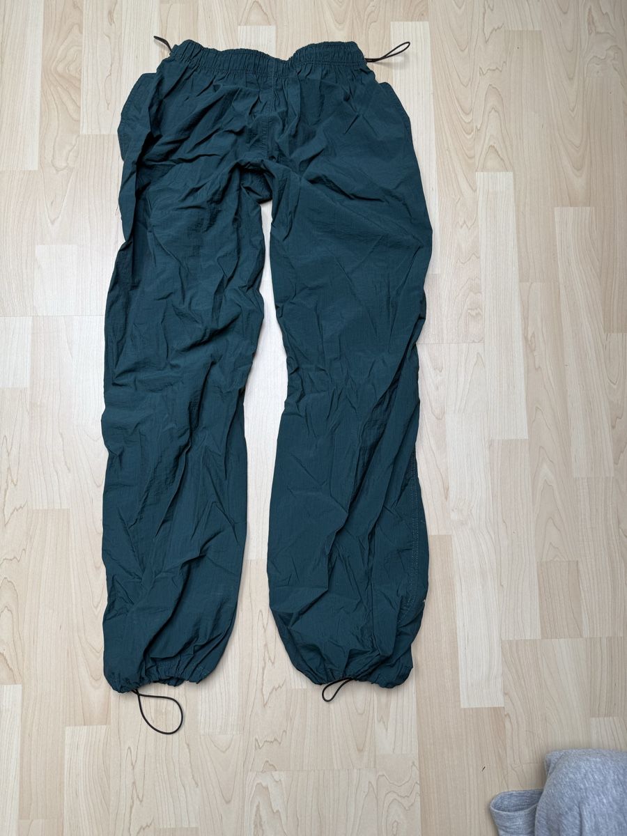 Bershka Pantaloni: Green parachute bershka Pants – Usato da Urdorf venduto da rob_c5wf 1