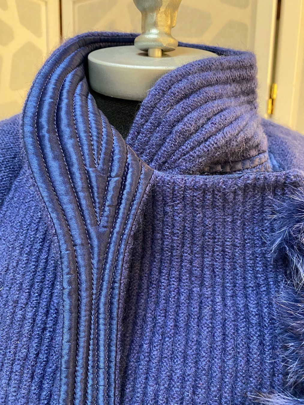 Gianfranco Ferre Giacche: Belle veste GIANFRANCO FERRE avec fourrure. IT46 – Nuovo (secondo la descrizione) da Grund b. Gstaad venduto da PlageNeige 6