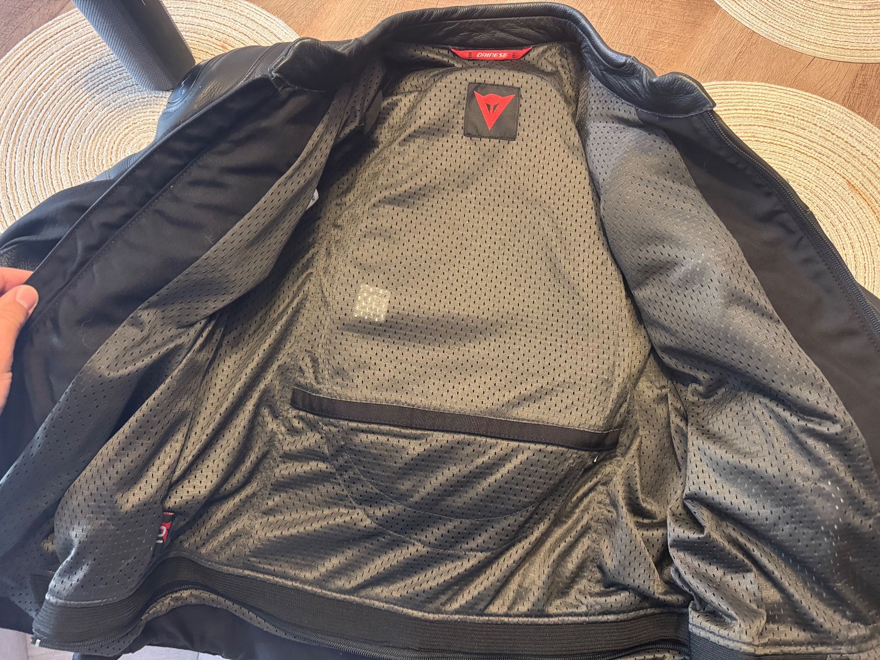 Dainese Giacche: Dainese Lederjacke Grösse 52 mit Rückenprotektor – Usato da Uzwil venduto da met_2cth 3