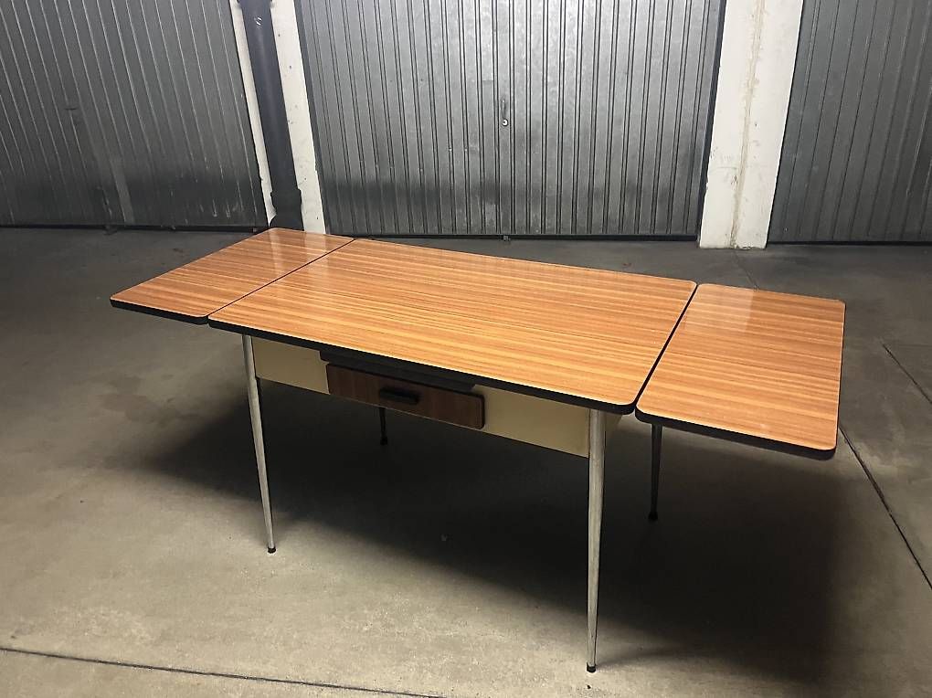 Set di tavolo e panche: Table vintage extensible en Formica + 2 chaises – Usato da Lausanne venduto da Ariel_Zimann 2
