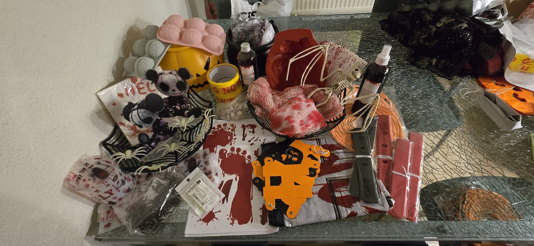 Alle Dekorationen: Halloween Deko Set: Pinker Dummy & Horror Accessoires – Gebraucht aus Seedorf BE von rar_89ym