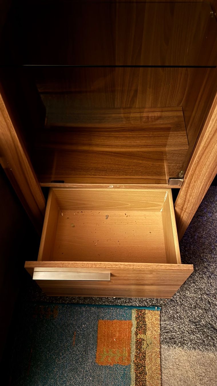 Vetrine: [Vitrine en bois] – Usato da La Chaux-de-Fonds venduto da _x.c_4 2