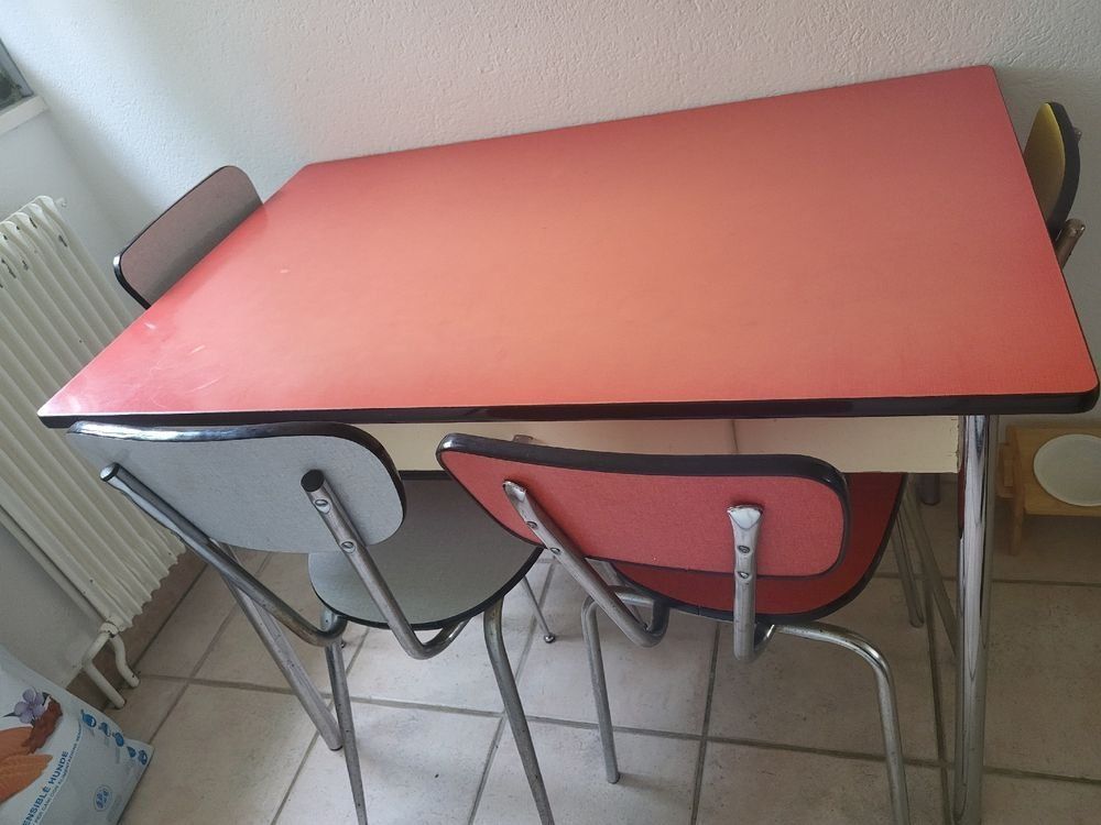 Set di tavolo e panche: Retro Küchentisch mit passenden Stühlen – Usato da Glarus venduto da laura_o