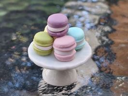 Handmade Macarons auf Keramik Etagere, Puppenhaus, Maileg