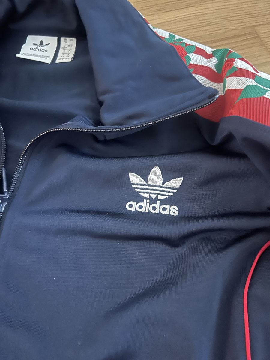 Adidas Completi & Tailleur: Adidas Trainingsanzug Blumenmuster dunkelblau – Usato da Zürich venduto da R1908 5