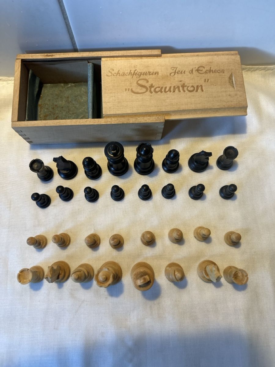 Spiele: Schachfiguren "Staunton", Holz, mit Originalverpackung! – Gebraucht aus Zürich von Chaeffeler 1