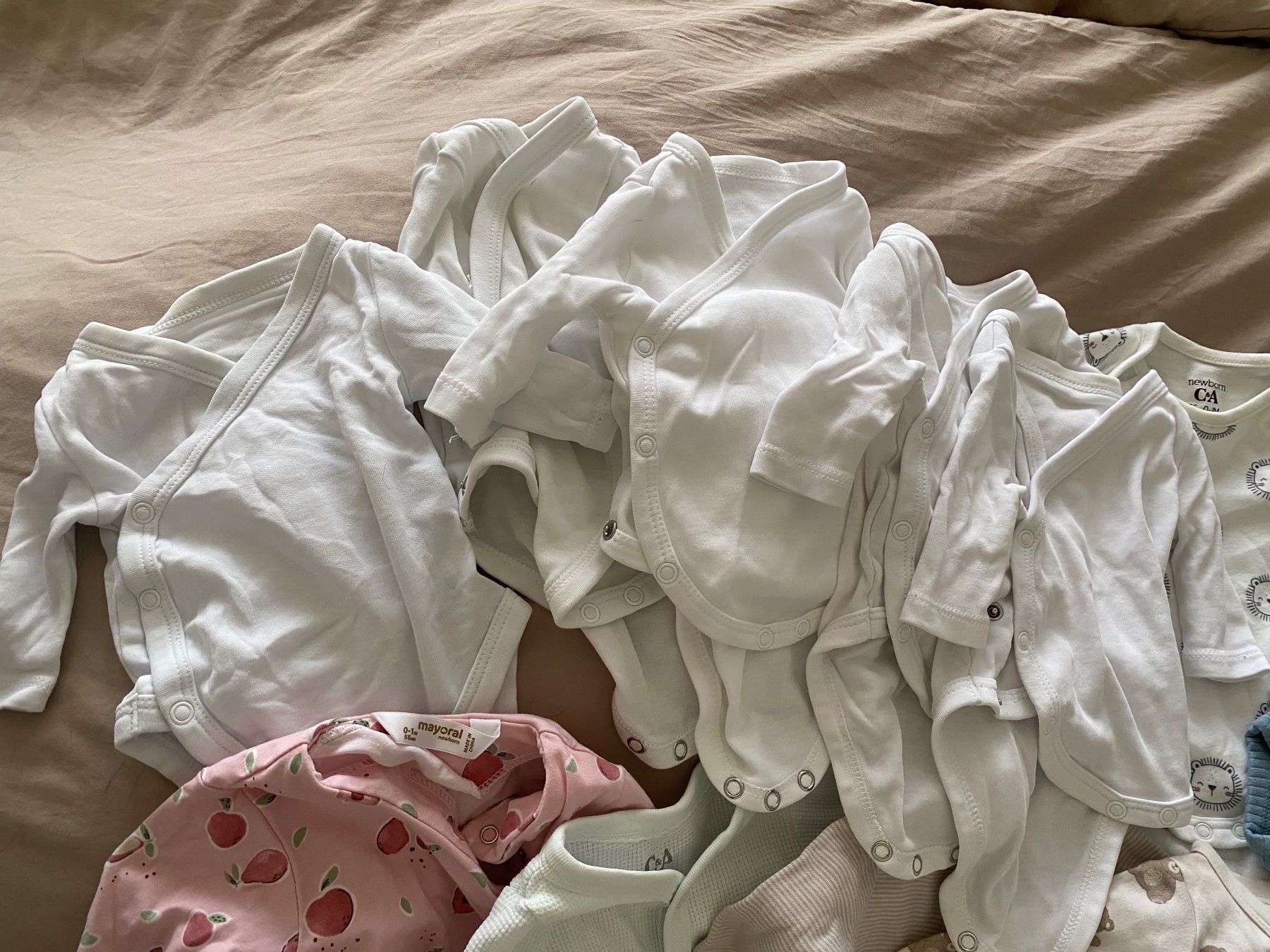 C&A Lotti & Set di vestiti: Baby Clothes Bundle: Bodysuits & Sleepsuits, Size 0-1 M – Usato da Zürich venduto da ana_m6d2 2