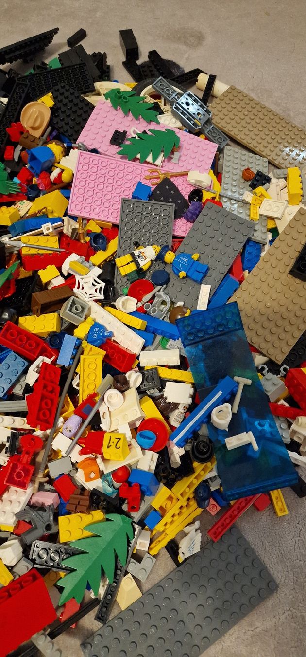 Lego Kit di costruzioni: Über 2kg Konvolut Lego Figuren und Bausteine – Usato da Roggliswil venduto da Bluro90 1