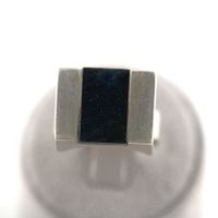 Silberring mit mit dunklem Stein