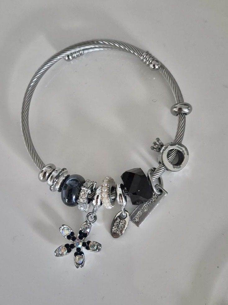 Armbänder & -reifen: Matching Armbänder mit Charms – Gebraucht aus Wetzikon ZH von id.erd