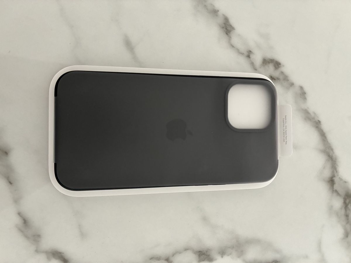 Apple Cover & Protezioni schermo: Coque Apple iPhone 12 Pro Max silicone noir, parfait état – Nuovo e nell'imballaggio originale da Nyon venduto da far_f89n 1