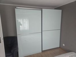 Schwebetürenschrank mit Glasfronten weiss und grau