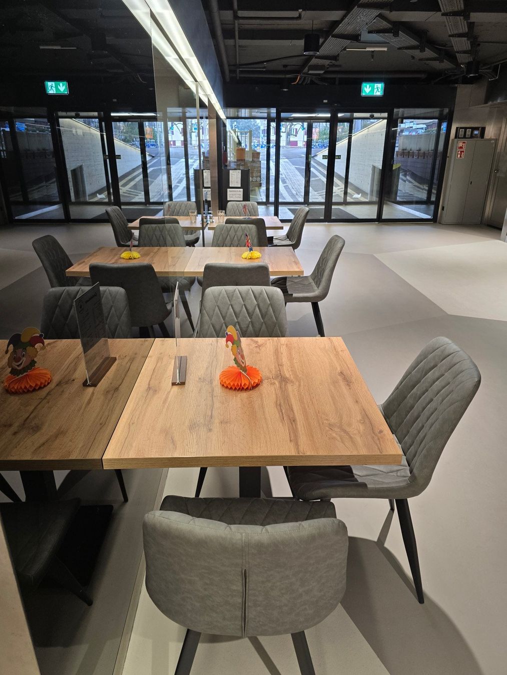 Sedie: Stylischer Restaurantstuhl-modern & elegant – Nuovo e nell'imballaggio originale da Ziegelbrücke venduto da ProfiGastro 1